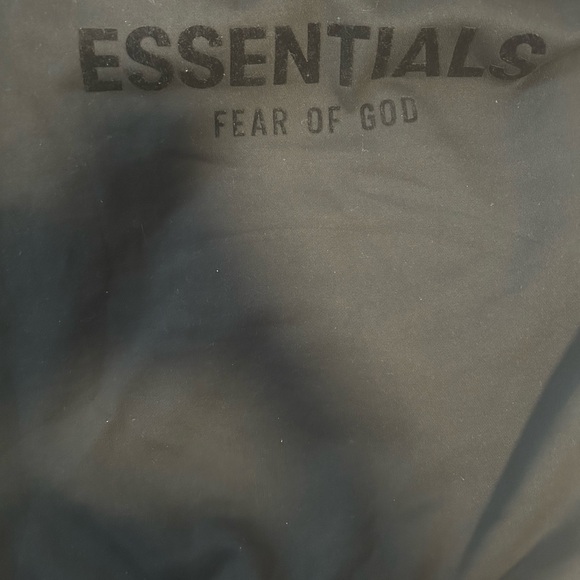 Essentials Black - Picture 3 of 4